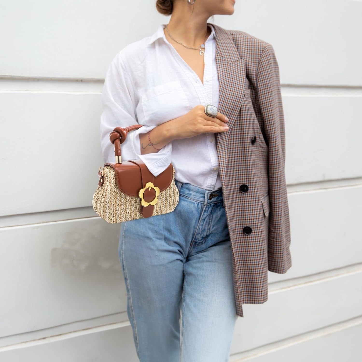 Small Top Handle Purse, Straw Crossbody Bag with Floral Buckle Detachable Strap for Women, Cute Mini Clutch Straw Purse for Vocation, Summer Beach, Travel, Holiday